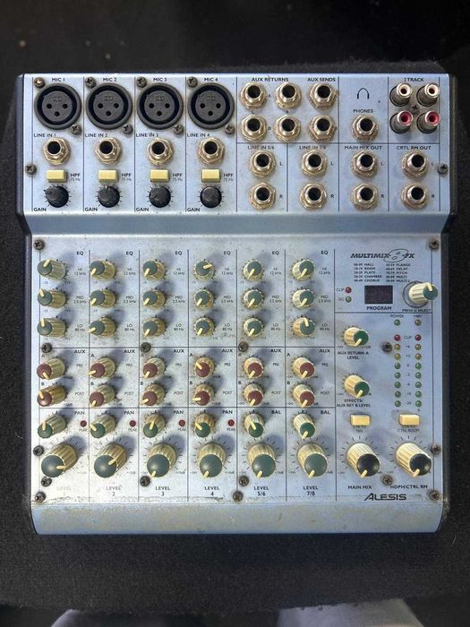 Mesa de Mistura Alesis MultiMix 8 FX com Efeitos - Usada