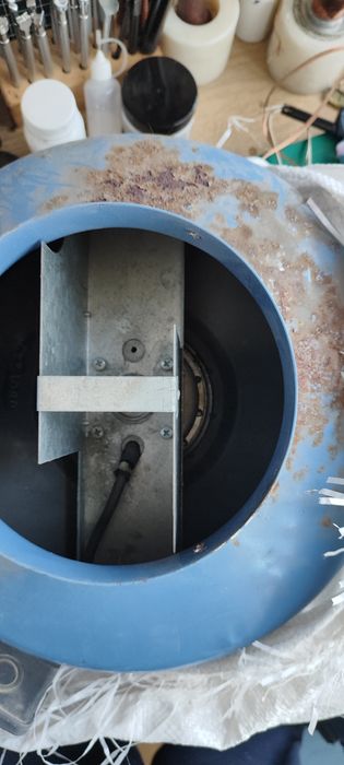 Вентилятор канальний VENTS -VKM150
Був встановлений але не підключений.