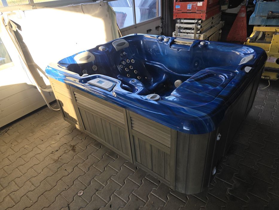 Jacuzzi ogrodowe taras ogrod caloroczne  ocieplone premium sundance spas capri