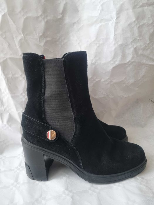 Botki Tommy Hilfiger – czarne, zamszowe, na stabilnym obcasie 38