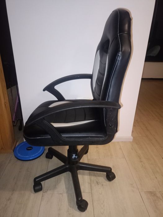 Fotel Gamingowy skórzany stan idealny czarno biały