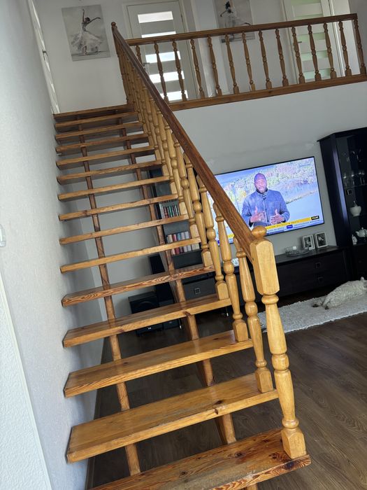 Schody sosnowe z barierką
