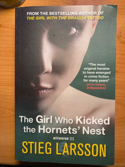Livro “The Girl Who Kicked the Hornets’ Nest” – Stieg Larsson (Inglês)