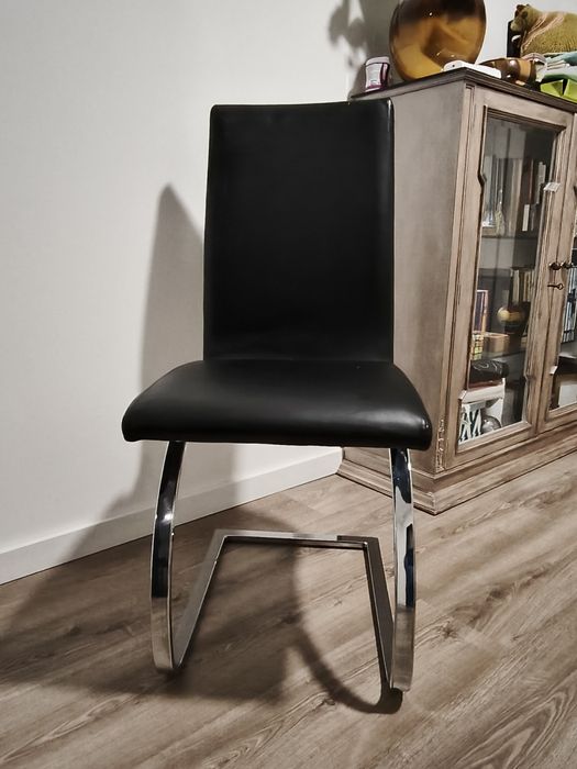 Conjunto de Mesa em Vidro + 4 Cadeiras em Pele — Design Moderno