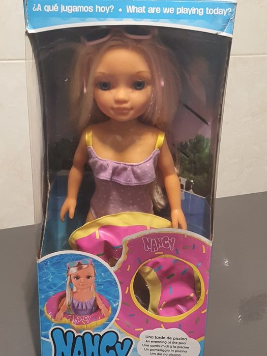 Boneca Nancy piscina