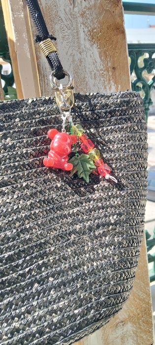 Bag charm artesanal urso e folha
