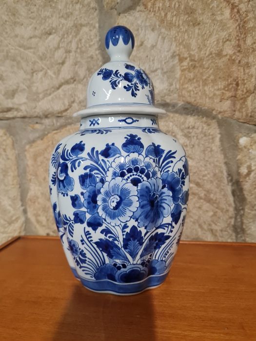 Waza z porcelany sygnowany Delft
