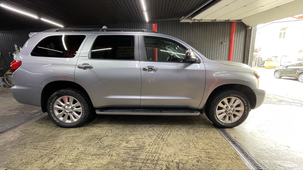 Toyota Sequoia 2012 год