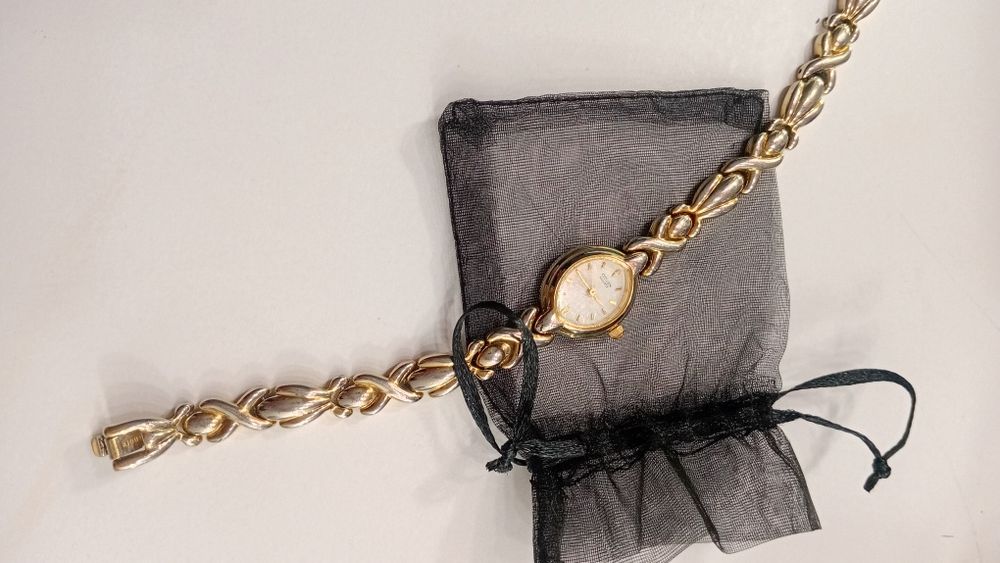 Жіночий годинник,на руці виглядає чарівно