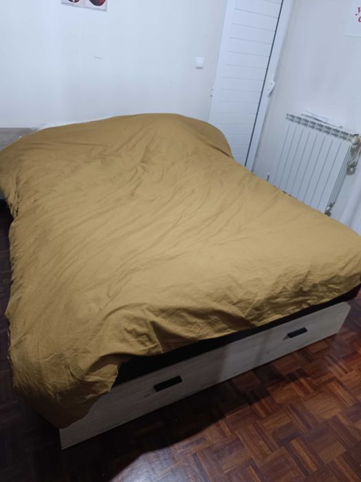 Cama casal, com arrumação