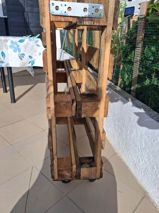 Floreira vertical/suporte rústico para plantas em palete