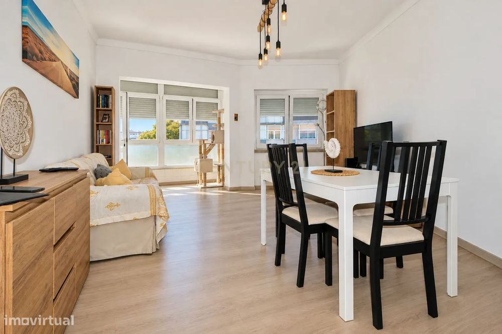 Apartamento único em Corroios; T2 com sótão remodelado e 2º WC integra