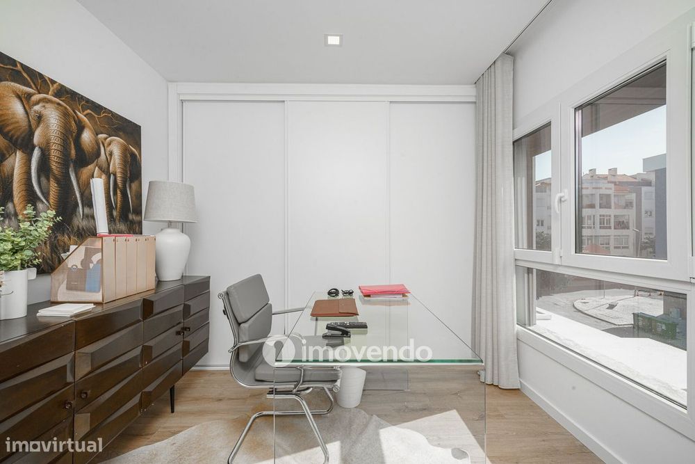 Moradia T3+1 moderna, com piscina e garagem, na Caparica