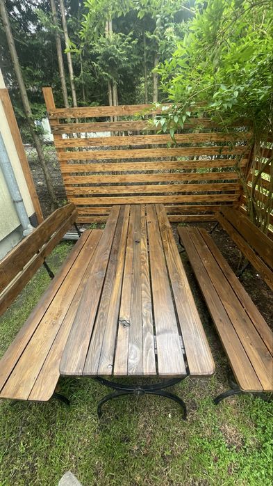 Zestaw mebli ogrodowych – stół + 2 ławki narożne