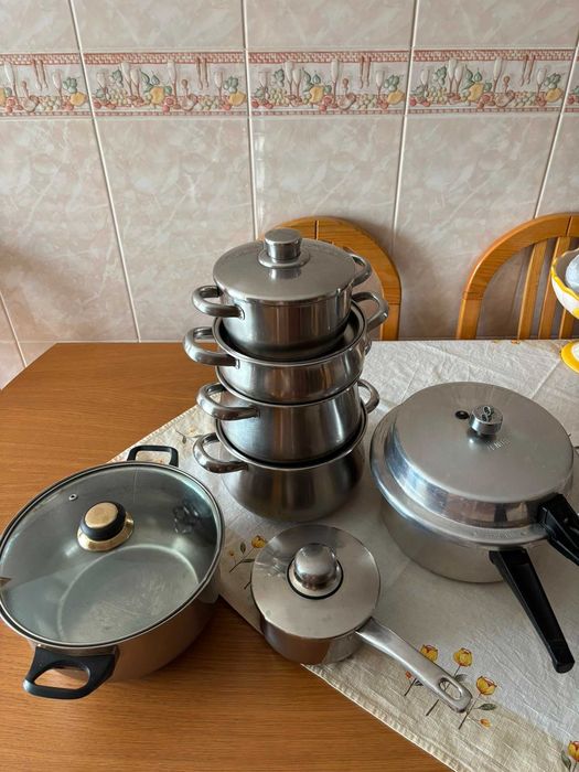 Conjunto de 7 panelas em bom estado.