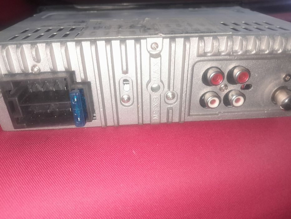 Autorradio c/ comando e entrada usb 15€