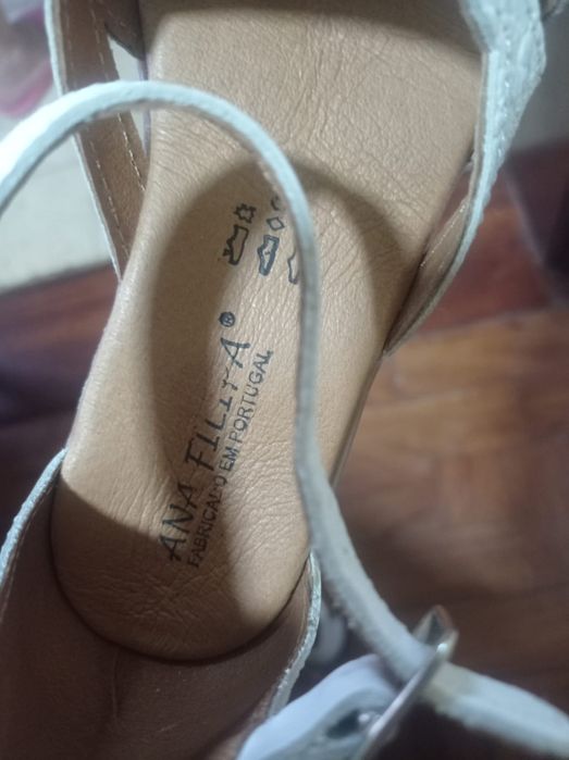 Sandálias pele branca