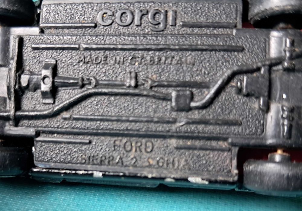 Stare autko, resorak Corgi - Ford Sierra 2.3 Ghia z 1985