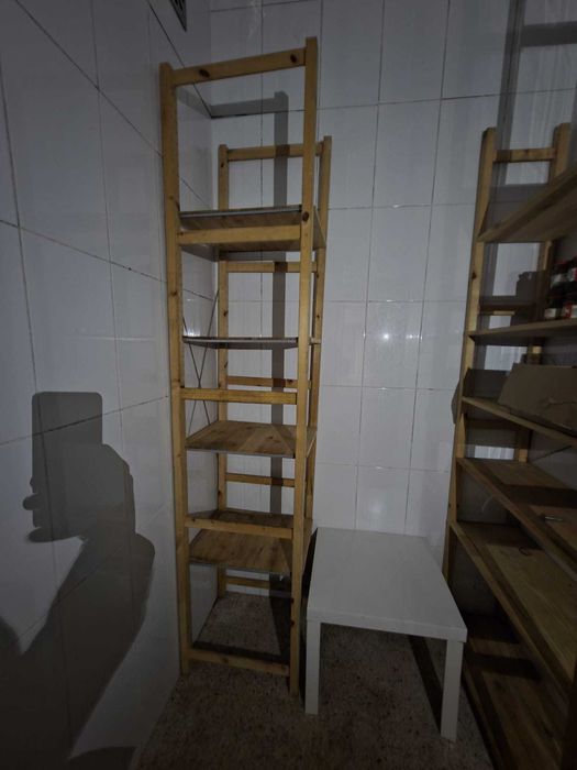 Vários móveis - armários, cadeiras, estantes, cama, mesas