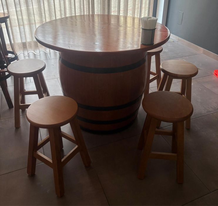 Mesa em Pipo com 6 bancos