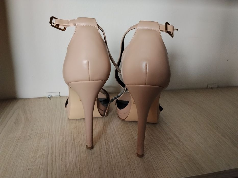 Buty na obcasie 38