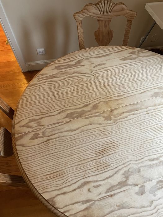 Mesa com 4 cadeiras.