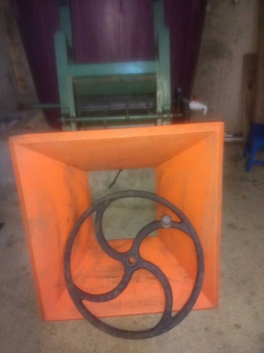 Esmagador de uvas etc, muito bem estimado, optimo funcionamento