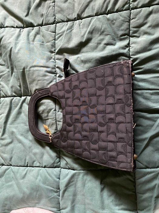 mala preta com fechos dourados