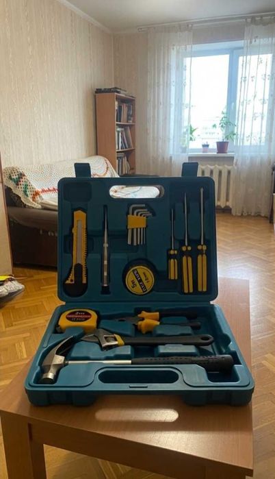 Компактний набір інструментів з молотком