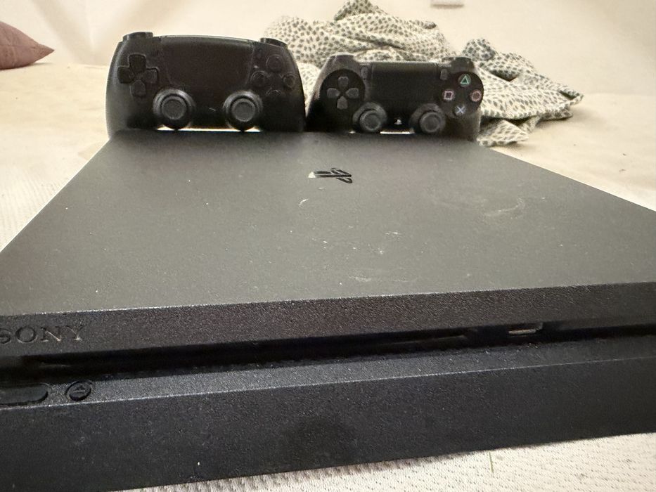 Playstation 4 com dois comandos