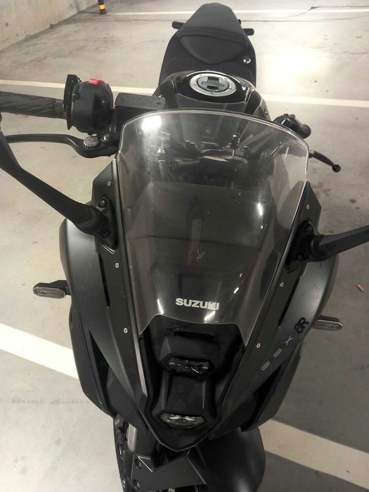 Suzuki gsx 8r como nova