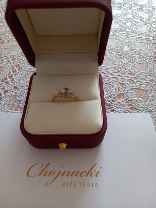 Pierscionek zloty z 6 brylancikami i akwamarynem