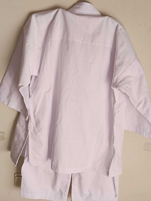 3 Fatos ou Kimonos e 7 Cintos Novos para Artes Marciais