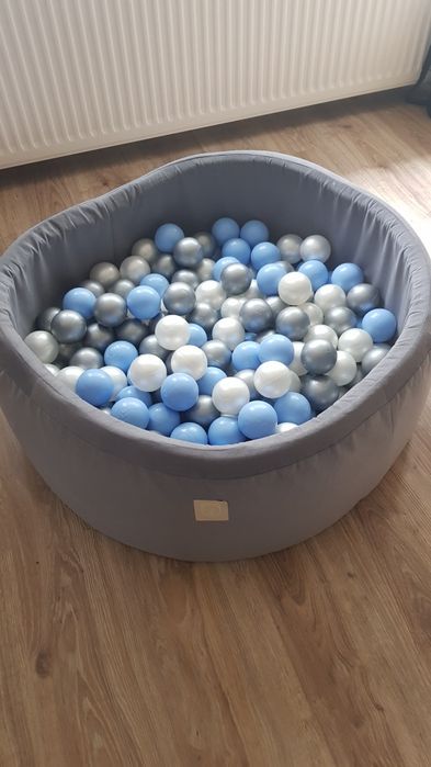 Suchy basen z kulkami