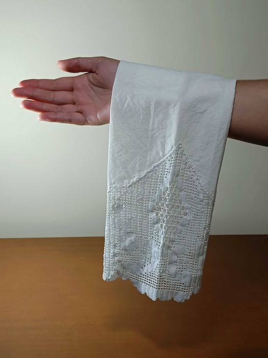 Toalha de cerimónia religiosa, tecido com detalhe em crochet branco