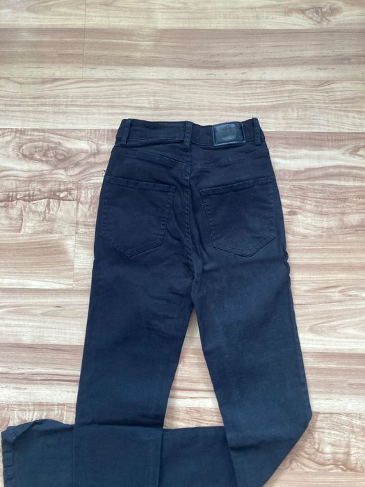 Czarne jeansy flare dzwony z wysokim stanem