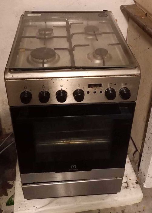 Używana kuchenka gazowo-elektryczna Electrolux EKK545530OX.