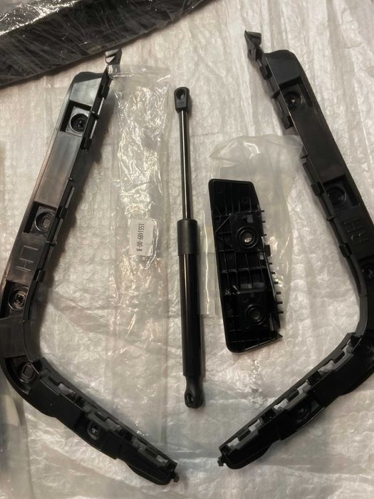 Кронштейн заднього бампера Tesla Model 3 1083989-00-I 1083989-00-I