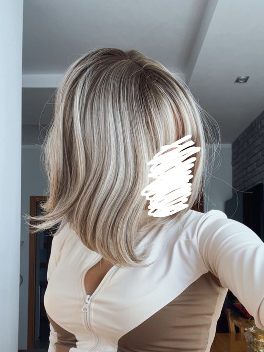 Peruka chłodny blond krótkie włosy bob grzywka ash pasemka nowa ombre