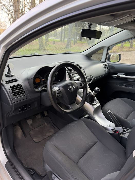 Тоyota Auris 2010 рік