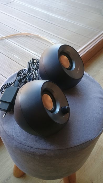 Piękne głośniki  Creative Peble V2 biurkowe