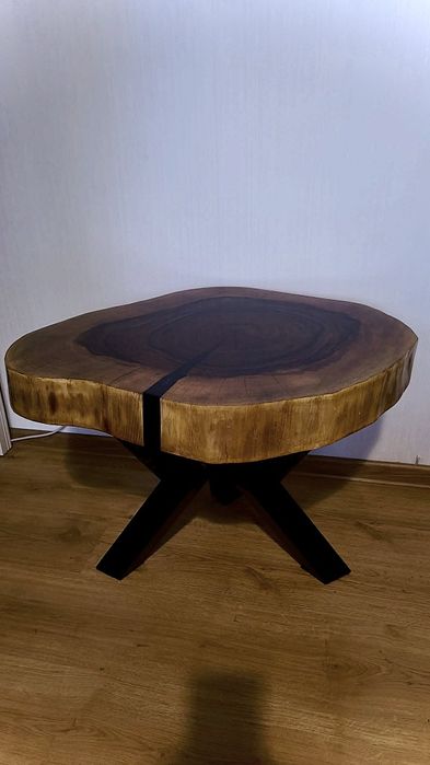 Stolik kawowy z plastra orzecha włoskiego