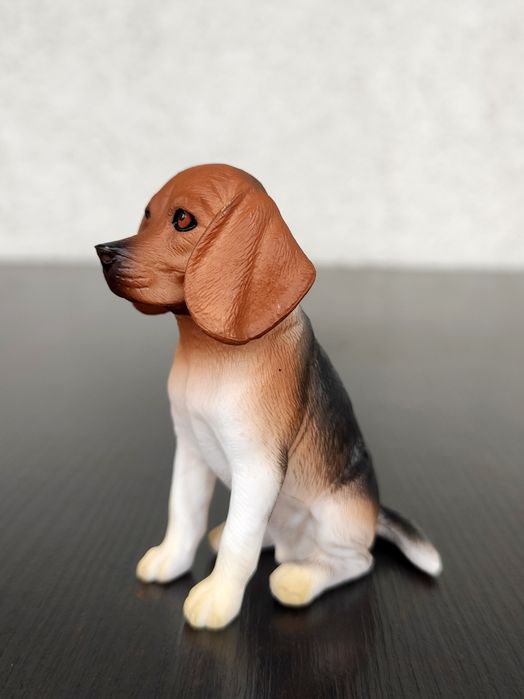 Figurka psa Beagle.