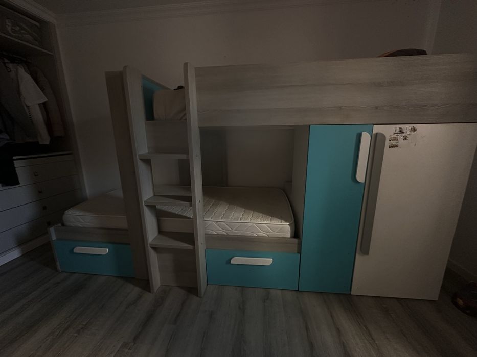 Beliche azul com roupeiro e 2 gavetoes