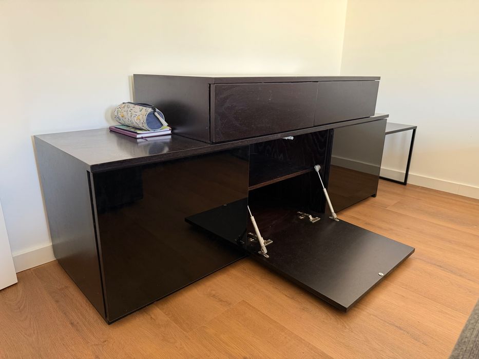 Sala completa, em madeira feita à medida + sofá-cama