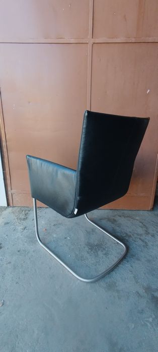 Cadeira em pele preta