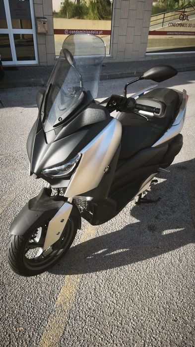 Mota Yamaha x-max 300 e capacete