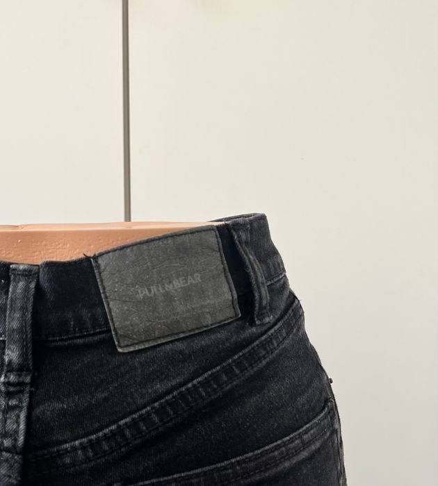 Czarne krótkie spodenki jeansowe z wysokim stanem