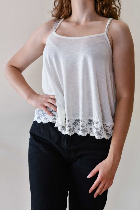 Biały podkoszulek luźny z koronkowym wykończeniem