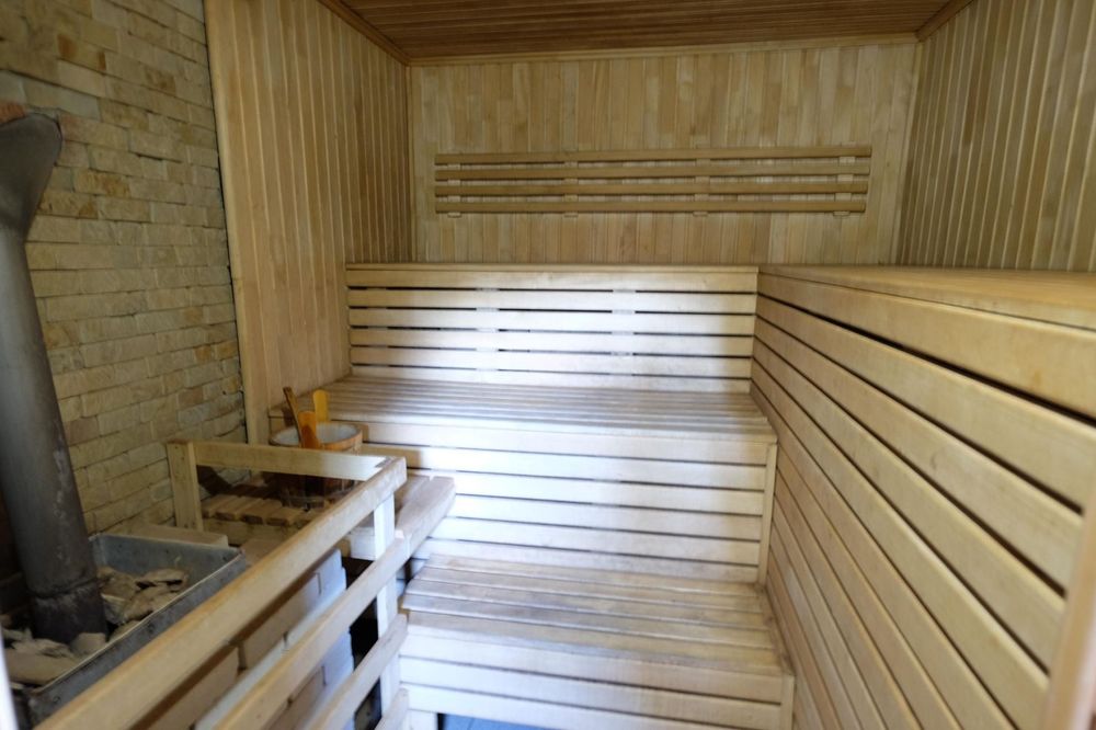 Продається будинок та міні-мотель, м.Тячів